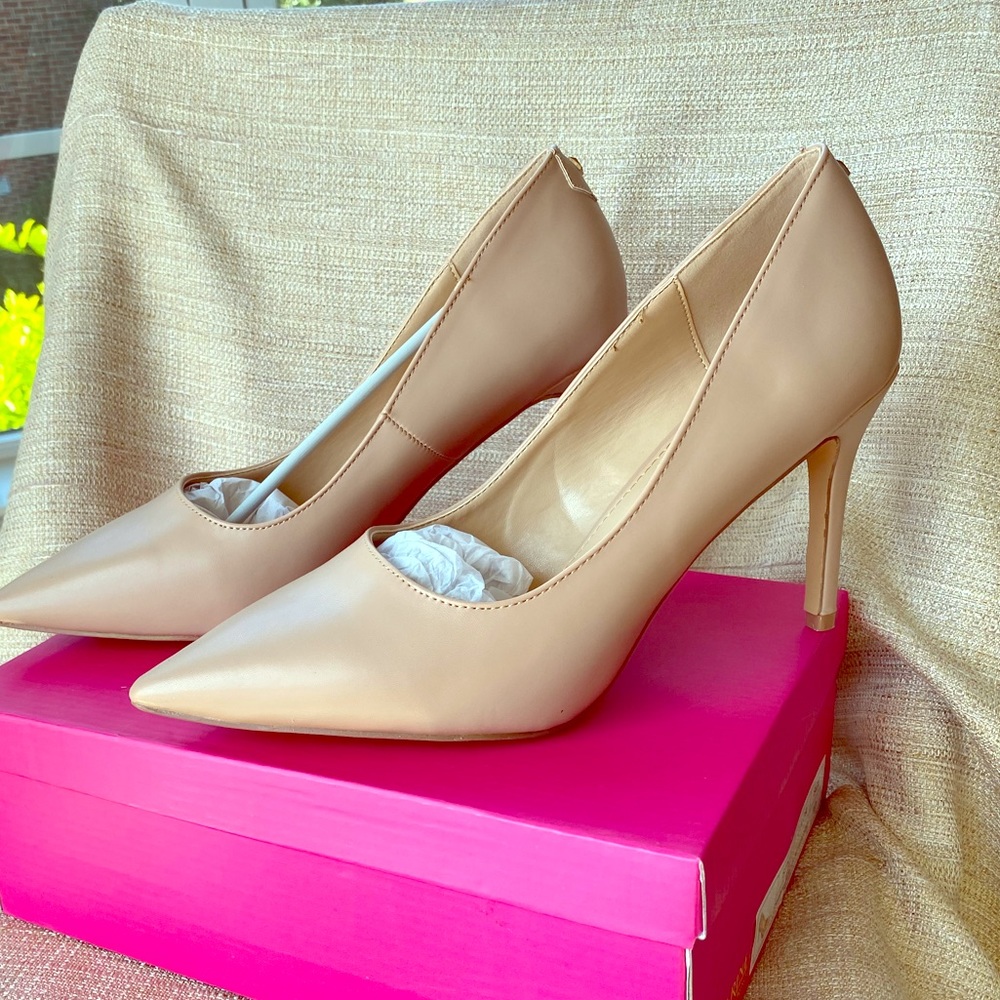 Nude Pumps